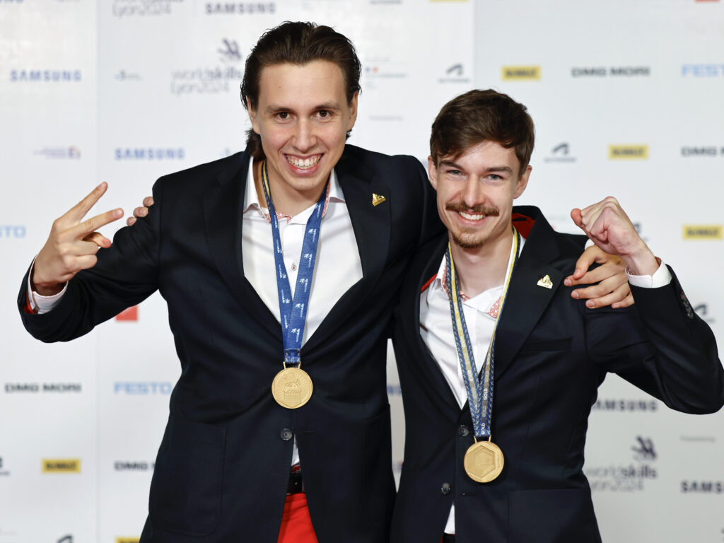 Cyber Security, Edward Booth und Philippe Dourassov während der WorldSkills 2024 Closing Ceremony - 10.09.2024, Lyon, Frankreich. © Stefan Wermuth / SwissSkills