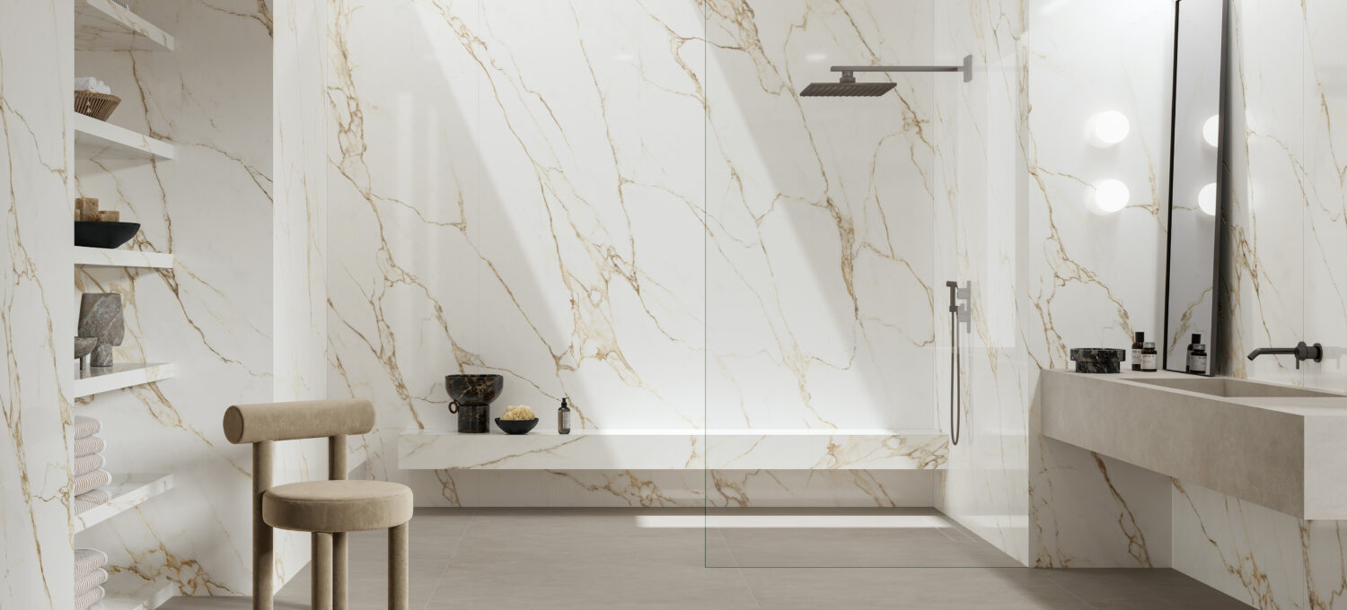 Die Feinsteinzeug-Kollektion «Atelier» von NovaBell (hier in der Farbe Calacatta Gold) bringt Marmor-Optik in Innenräume. Die Oberflächen eignen sich u.a. für die Verkleidung von Böden und Wänden, Küchen und Arbeitsplatten, Bäder und Türen. Bild: NovaBell