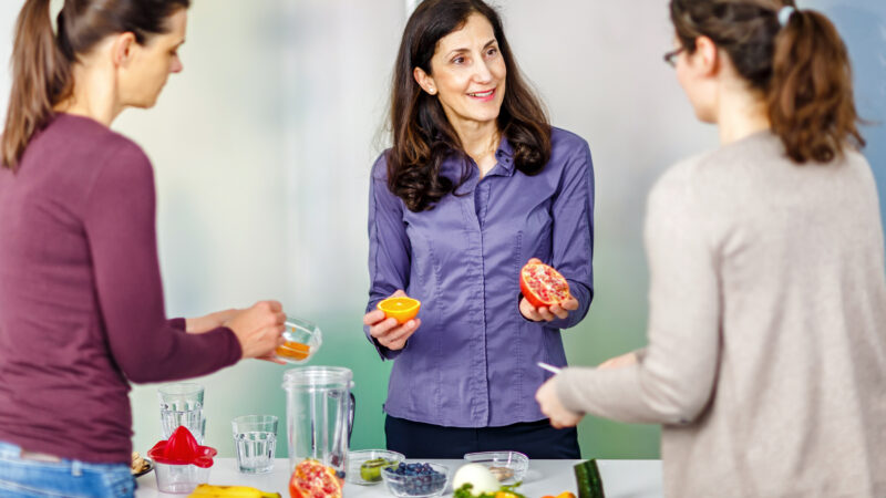 Ernährungsumstellungen sind Teil von Mind Body Medicine und immer auf das Krankheitsbild und die Bedürfnisse der jeweiligen Person abgestimmt. Bild: ©IKI